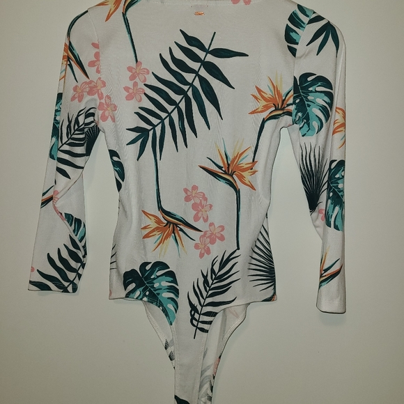 GUESS Top - Picture 2 of 4